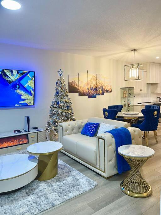 YYC Luxury Home Away From Home, A Villa With 3 Bdrm And 3 Bath מראה חיצוני תמונה