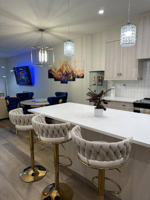 YYC Luxury Home Away From Home, A Villa With 3 Bdrm And 3 Bath מראה חיצוני תמונה