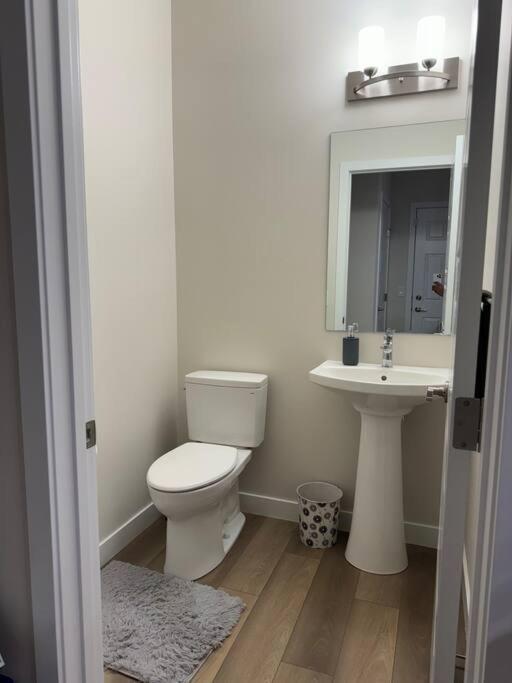 YYC Luxury Home Away From Home, A Villa With 3 Bdrm And 3 Bath מראה חיצוני תמונה