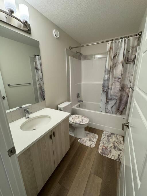 YYC Luxury Home Away From Home, A Villa With 3 Bdrm And 3 Bath מראה חיצוני תמונה