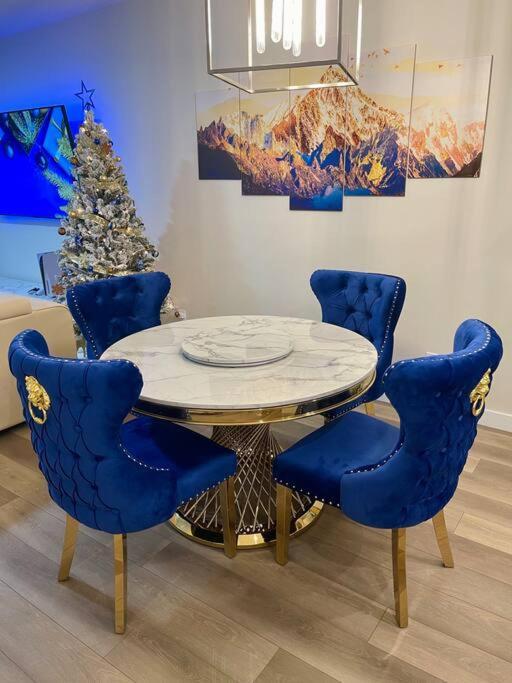 YYC Luxury Home Away From Home, A Villa With 3 Bdrm And 3 Bath מראה חיצוני תמונה