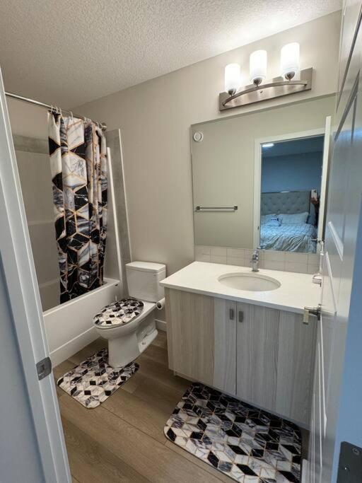 YYC Luxury Home Away From Home, A Villa With 3 Bdrm And 3 Bath מראה חיצוני תמונה